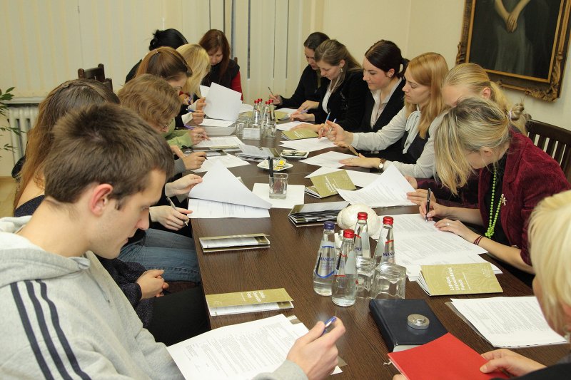 Latvijas Universitātes Fonda 2010./2011. akadēmiskā gada stipendiātu līgumu slēgšana LU Fondā. null