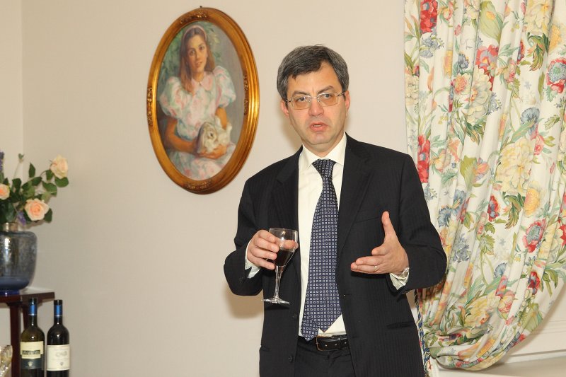 Propedeitiskās sagatavošanas kursa CEDILS (itāļu valodas kā svešvalodas didaktiskās sertifikācijas) eksāmenam dalībnieku pieņemšana pie Itālijas vēstnieka. Itālijas vēstnieks Latvijā Frančesko Pučio (Francesco Puccio).
