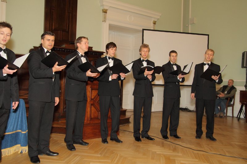 Latvijas Republikas proklamēšanas dienai veltīta svinīgā sanāksme. LU vīru vokālais ansamblis 'Dancis'.