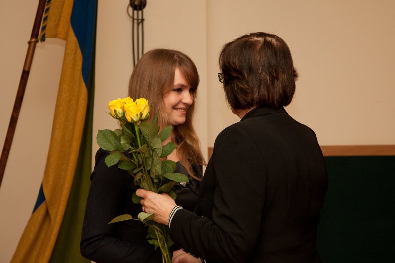 LU Fonda Armīna Rūša 2010./2011.ak. gada stipendiātu sveikšanas ceremonija (Studentu korporācijas 'Lettonia' namā). Sveic LLU Veterinārmedicīnas fakultātes studenti Ketiju Broku (studenšu korporācija 'Varavīksne').