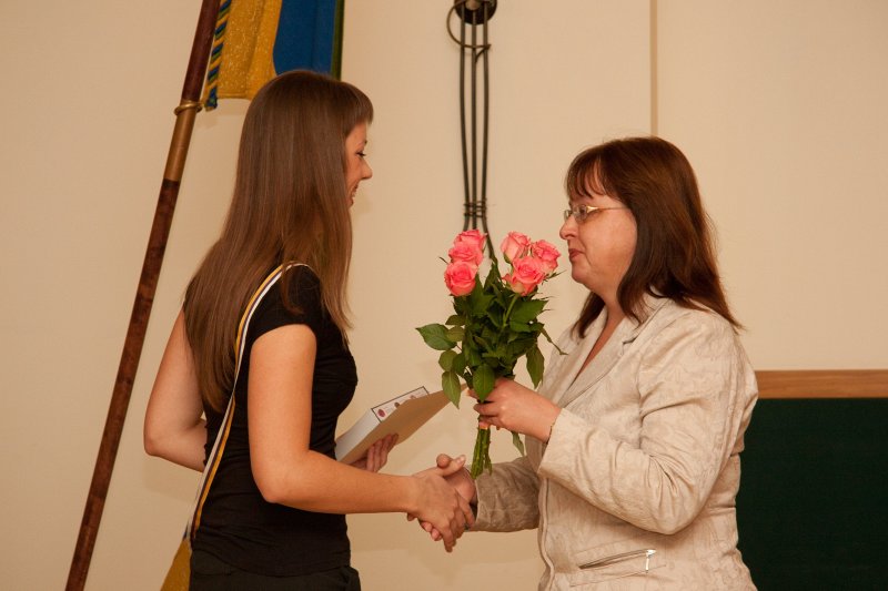LU Fonda Armīna Rūša 2010./2011.ak. gada stipendiātu sveikšanas ceremonija (Studentu korporācijas 'Lettonia' namā). Sveic RSU Medicīnas fakultātes studenti Līgu Gūtmani (studenšu korporācija 'Spīdola').