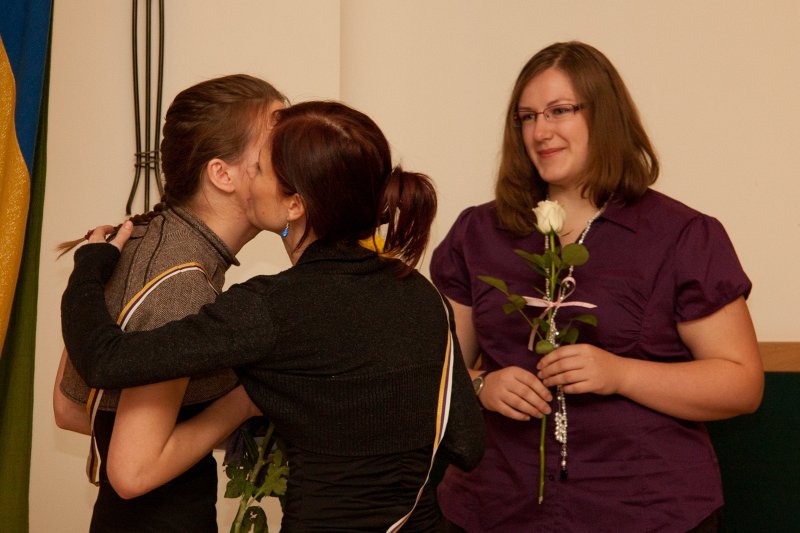 LU Fonda Armīna Rūša 2010./2011.ak. gada stipendiātu sveikšanas ceremonija (Studentu korporācijas 'Lettonia' namā). Sveic RSU Medicīnas fakultātes studenti Agitu Apsīti (studenšu korporācija 'Spīdola').
