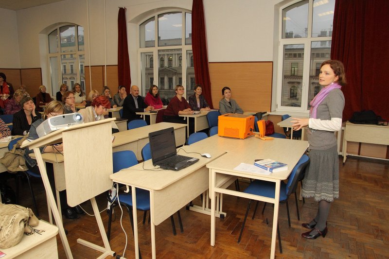 Skolotāju talākizglītības kursi 'Junior Achievement - Latvija' Ekonomikas skolotāju kluba biedriem. Pa labi - lektore Kristīne Bērziņa.