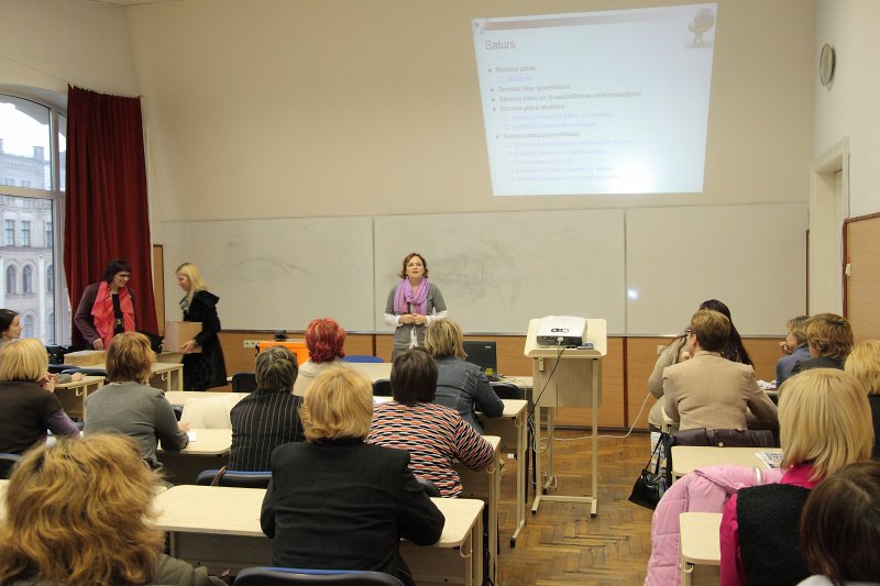 Skolotāju talākizglītības kursi 'Junior Achievement - Latvija' Ekonomikas skolotāju kluba biedriem. Vidū - lektore Kristīne Bērziņa.