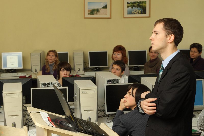 Skolotāju talākizglītības kursi 'Junior Achievement - Latvija' Ekonomikas skolotāju kluba biedriem. Tiešsaistes biznesa simulācijas spēles TITAN praktiskā apmācība. Vitālijs Siliņš, TITAN nacionālā fināla uzvarētājs 2010. gadā.