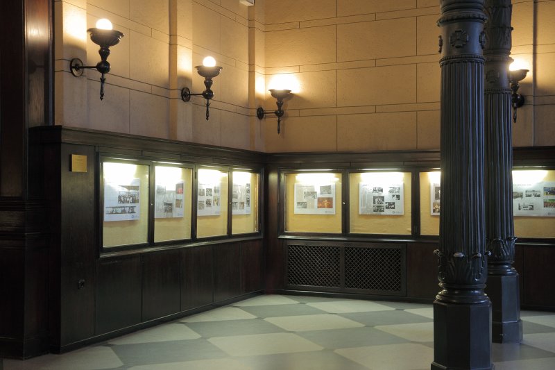 Izstāde par Lielās aulas vēsturi 'Aulas pasaule' Latvijas Universitātes galvenās ēkas vestibilā. null