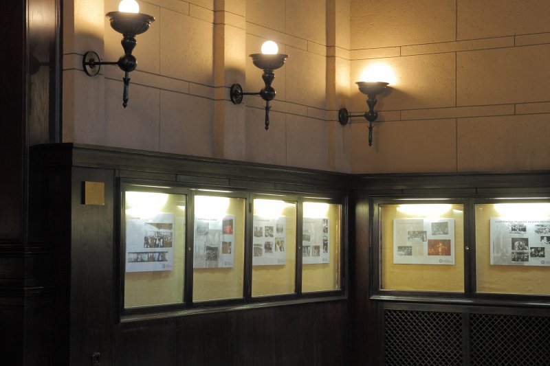 Izstāde par Lielās aulas vēsturi 'Aulas pasaule' Latvijas Universitātes galvenās ēkas vestibilā. null