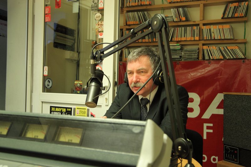 Latvijas Universitātes Radio 'NABA' 8 gadu jubileja radio studijā. LU zinātņu prorektors 'Indriķis Muižnieks'.