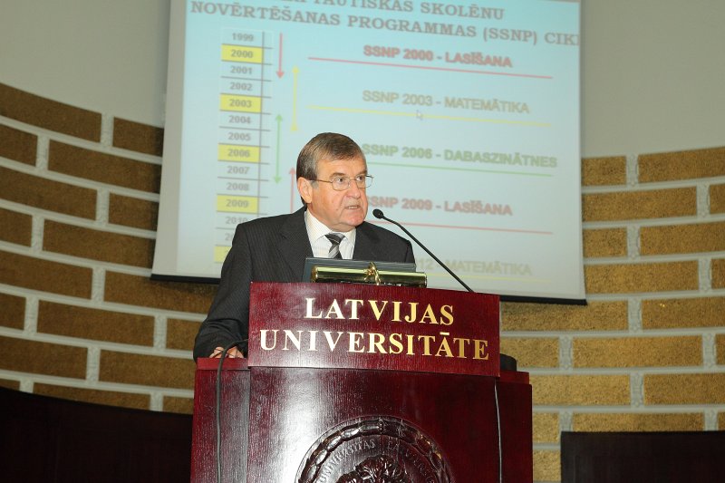 Starptautiska izglītības kvalitātes pētījuma rezultātu prezentācijas pasākums 'Latvijas skolēnu kompetence lasīšanā, matemātikā un dabaszinātnēs starptautiskā salīdzinājumā'. Pētījuma vadītājs Latvijā prof. Andris Kangro.