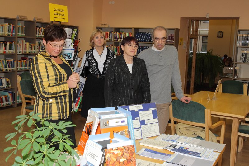 Profesora Mihaila Hazana 60 gadu jubilejai veltītās izstādes 'LU Ekonomikas un vadības fakultātes prof. Mihaila Hazana zinātniskā darbība un intelektuālie sasniegumi' atklāšana LU Bibliotēkas Ekonomikas zinātņu bibliotēkā. No kreisās: 
LU EVF asoc. profesore Signe Bāliņa; 
LU EVF prodekāne doc. Džineta Dimante; 
LU EVF asoc. profesore Māra Gulbe; 
LU EVF profesors Mihails Hazans.