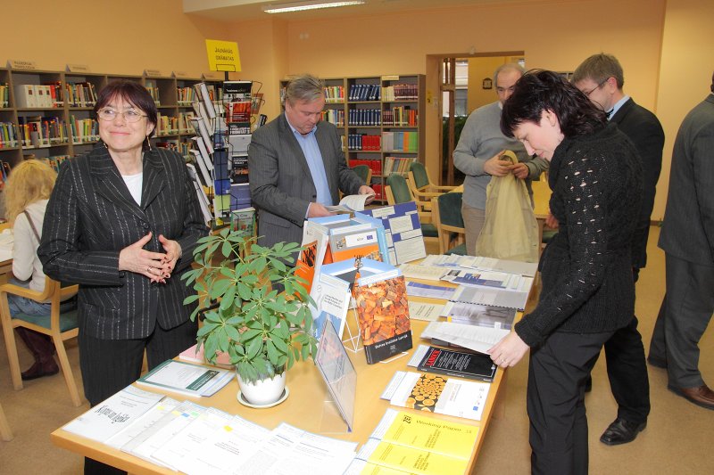 Profesora Mihaila Hazana 60 gadu jubilejai veltītās izstādes 'LU Ekonomikas un vadības fakultātes prof. Mihaila Hazana zinātniskā darbība un intelektuālie sasniegumi' atklāšana LU Bibliotēkas Ekonomikas zinātņu bibliotēkā. null