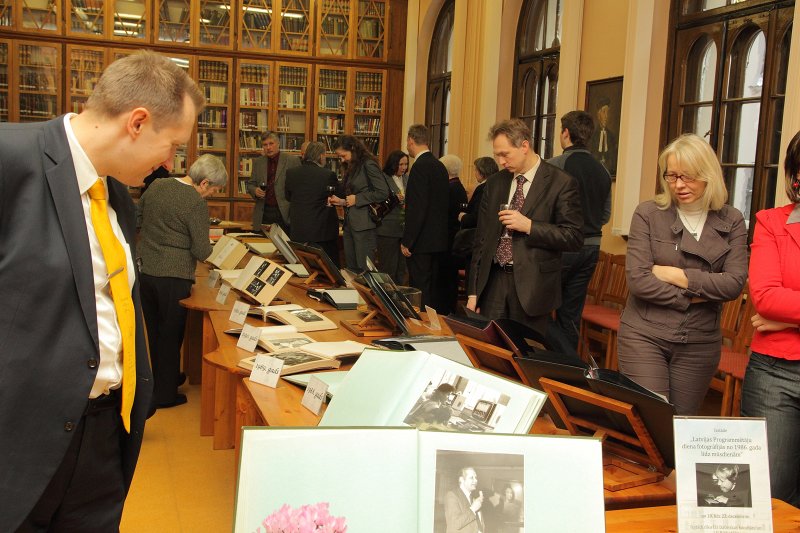 Grāmatu izsniegšanas - nodošanas pašapkalpošanās iekārtas, 
klusās lasītavas un izstādes 'Latvijas Programmētāju dienu vēsture no 1986.gada līdz mūsdienām' atklāšana
LU Daudznozaru bibliotēkā. null