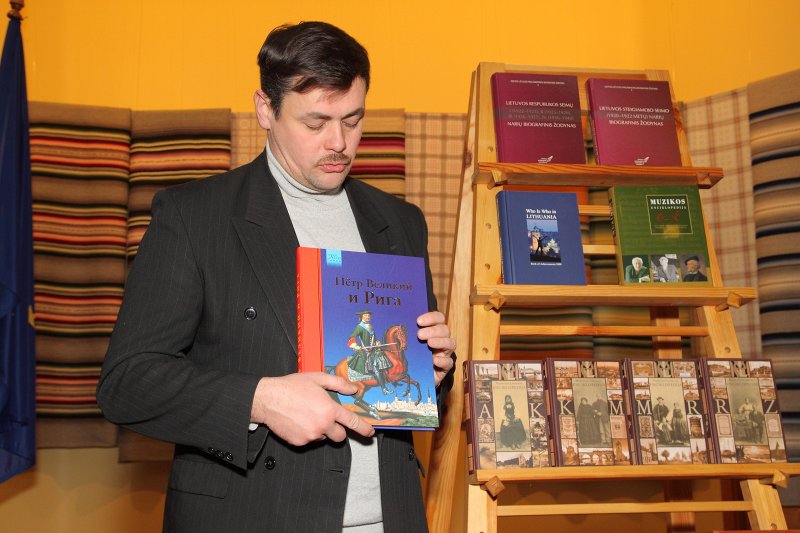 Lietuvas vēstniecības grāmatu dāvinājuma nodošana Latvijas Universitātes Akadēmiskajai bibliotēkai. Rakstnieks Igors Gusevs dāvina bibliotēkai grāmatu par Pēteri Pirmo.
