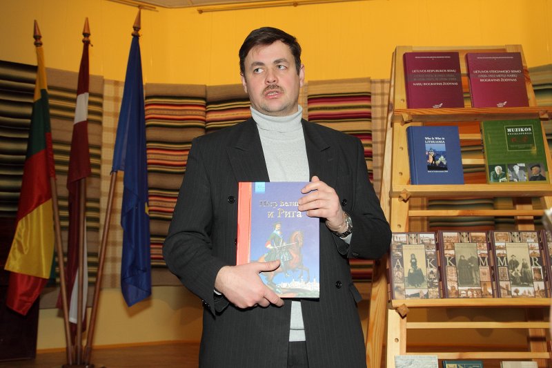 Lietuvas vēstniecības grāmatu dāvinājuma nodošana Latvijas Universitātes Akadēmiskajai bibliotēkai. Rakstnieks Igors Gusevs dāvina bibliotēkai grāmatu par Pēteri Pirmo.