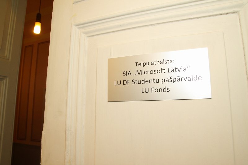 Latvijas Universitātes Datorikas fakultātē tiek atklāta jauna mācību un atpūtas telpa studentiem, 
kuru sadarbībā ar LU Fondu un Microsoft atbalstu izveidojuši paši studenti. null