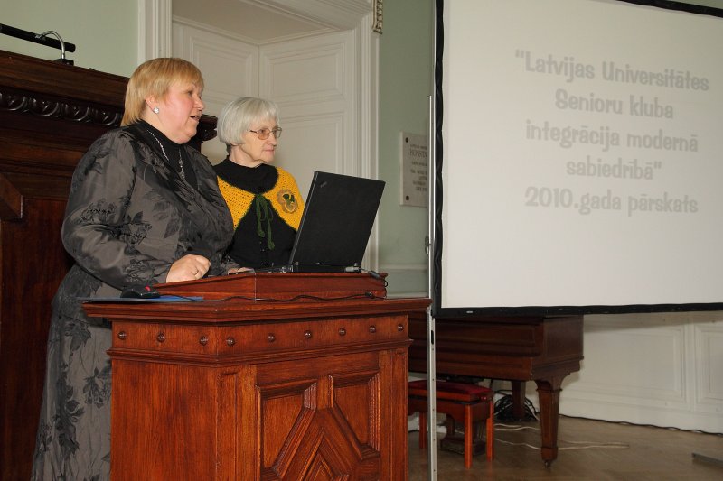 Projekta 'Latvijas Universitātes Senioru kluba integrācija modernā sabiedrībā' 2010. gada noslēguma pasākums. LU sociālā dienesta vadītāja Astra Kravčenko (pa kreisi) un Maija Balode.