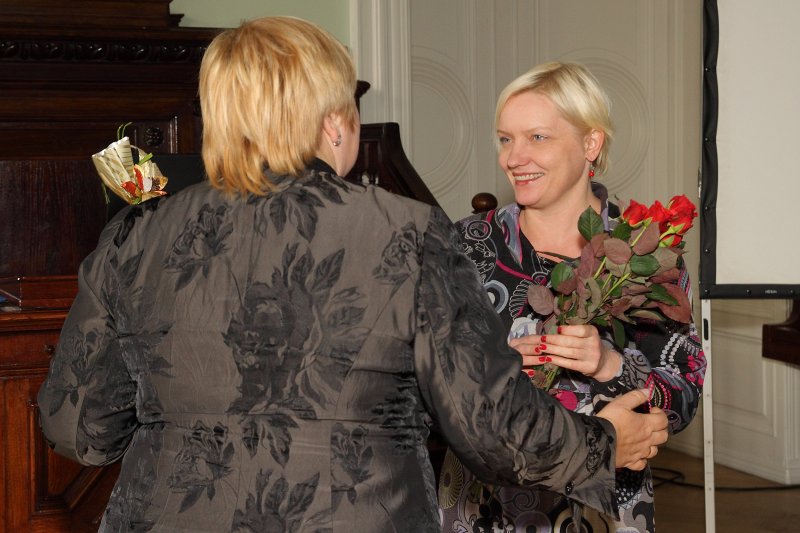 Projekta 'Latvijas Universitātes Senioru kluba integrācija modernā sabiedrībā' 2010. gada noslēguma pasākums. LU sociālā dienesta vadītāja Astra Kravčenko (pa kreisi) un 
LU Fonda izpilddirektore Laila Kundziņa.