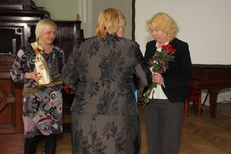Projekta 'Latvijas Universitātes Senioru kluba integrācija modernā sabiedrībā' 2010. gada noslēguma pasākums. LU Fonda izpilddirektore Laila Kundziņa (no kreisās), 
LU sociālā dienesta vadītāja Astra Kravčenko un 
LU Fonda biroja vadītāja Ilona Vītola.