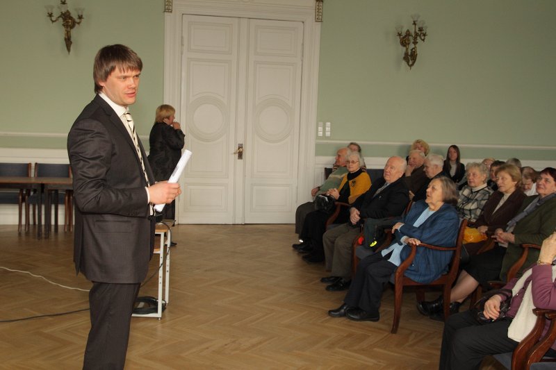 Projekta 'Latvijas Universitātes Senioru kluba integrācija modernā sabiedrībā' 2010. gada noslēguma pasākums. 'Japan Tobacco International' Latvijas filiāles vadītājs Oļegs Karatuns.