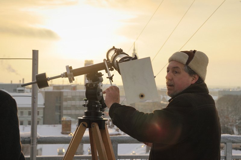 Saules aptumsuma vērošana uz LU jumta LU Astronomijas institūta pētnieks Dr. Ilgonis Vilks.