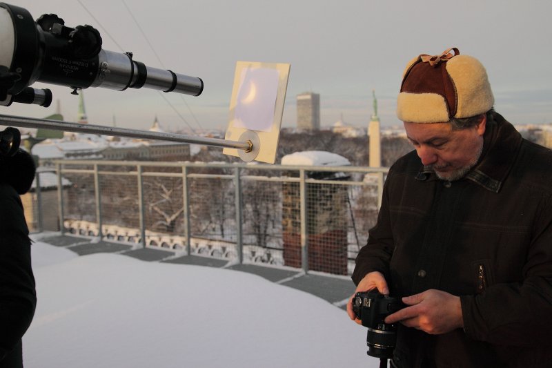 Saules aptumsuma vērošana uz LU jumta LU Astronomijas institūta pētnieks Dr. Ilgonis Vilks.