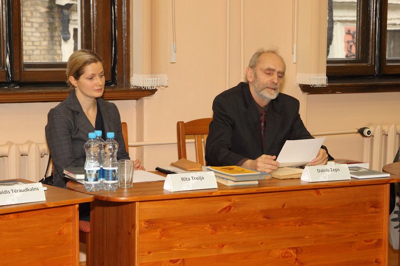 Apaļā galda saruna 'Latviešu mācītāji - literāti'. No kreisās: 
Mg. philol. Rita Treija; 
LU MII vadošais pētnieks Dainis Zeps.