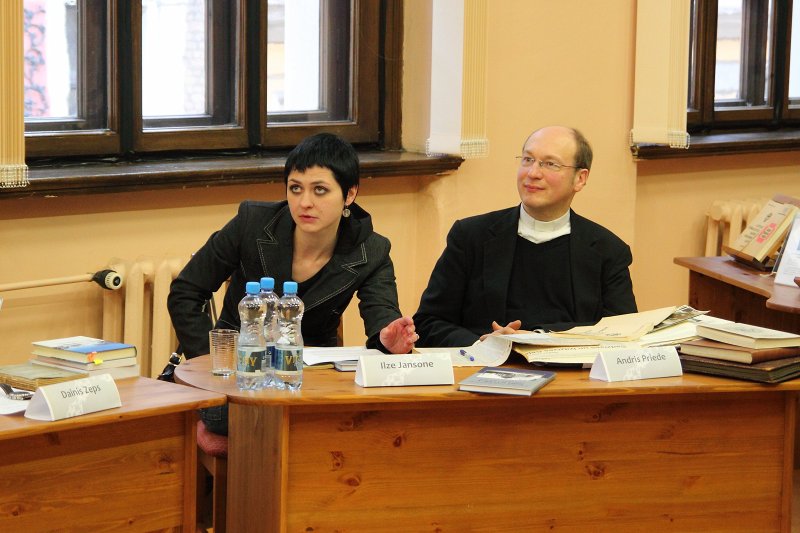 Apaļā galda saruna 'Latviešu mācītāji - literāti'. No kreisās: 
LU TF doktorante Ilze Jansone; 
LU TF doc. Andris Priede.