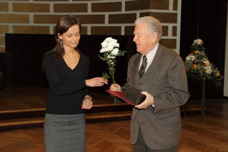 Latvijas Universitātes darbinieku sapulce. LU 2010. Gada balvas par sasniegumiem zinātnē pasniegšana. Gada balvu saņem prof. Rihards Kondratovičs.