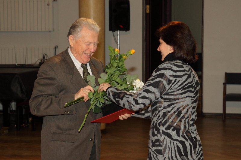 Latvijas Universitātes darbinieku sapulce. LU 2010. Gada balvas par sasniegumiem zinātnē pasniegšana. Prof. Rihardu Kondratoviču sveic kolēģi.