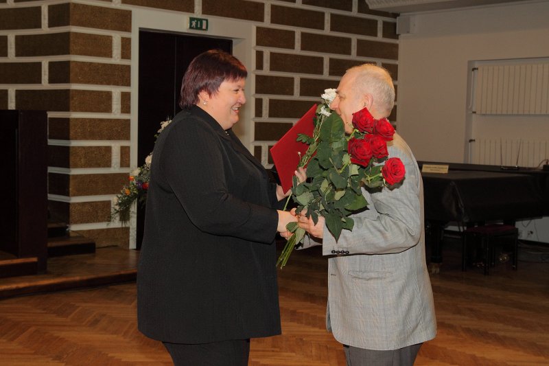 Latvijas Universitātes darbinieku sapulce. LU 2010. gada labāko darbinieku sveikšana. EVF Vides pārvaldības katedras sektora vadītāju Daigu Štelmaheri sveic kolēģi.