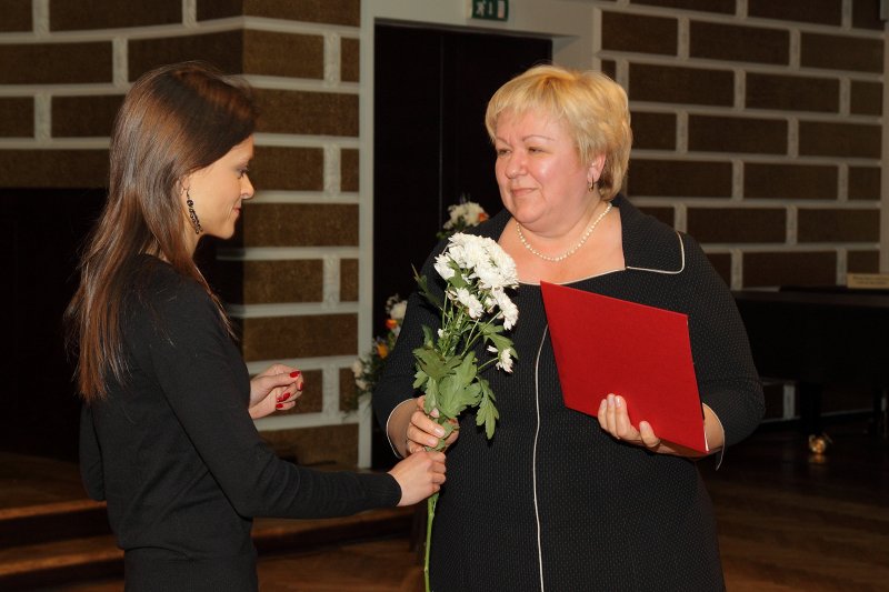 Latvijas Universitātes darbinieku sapulce. LU 2010. gada labāko darbinieku sveikšana. LU Gada labākā darbinieka balvu saņem Personāla departamenta sociālā dienesta vadītājai Astrai Kravčenko.