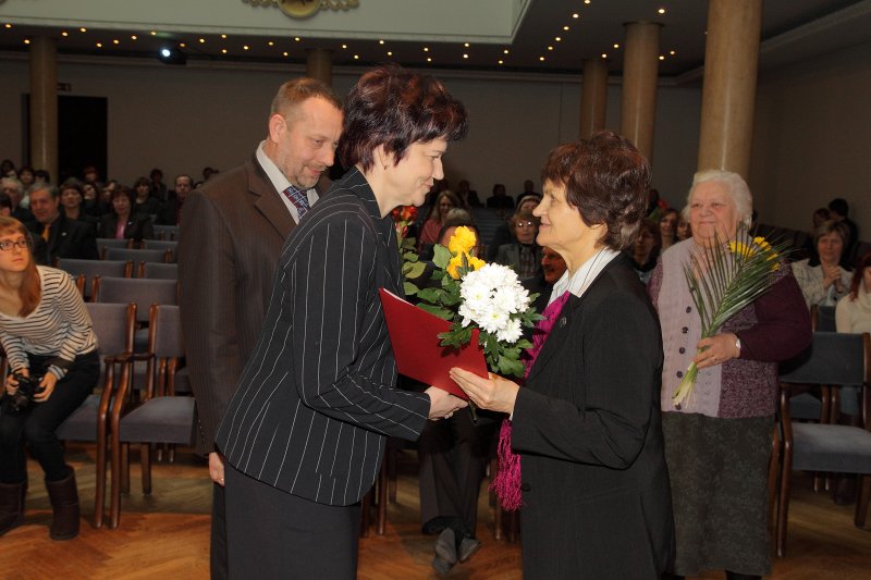 Latvijas Universitātes darbinieku sapulce. LU 2010. gada labāko darbinieku sveikšana. Asociēto profesori Idu Jākobsoni sveic kolēģi.