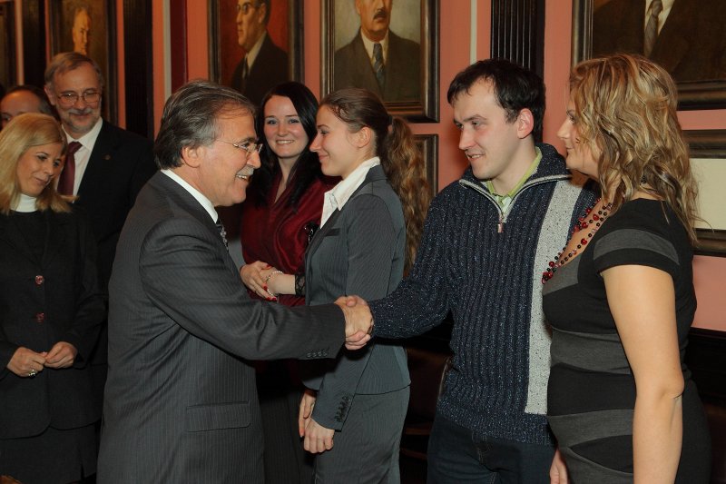 Turcijas Republikas parlamenta priekšsēdētājs Mehmets Ali Sahins (Mehmet Ali Sahin) tiekas ar Latvijas Universitātes rektoru, mācībspēkiem un studentiem. null