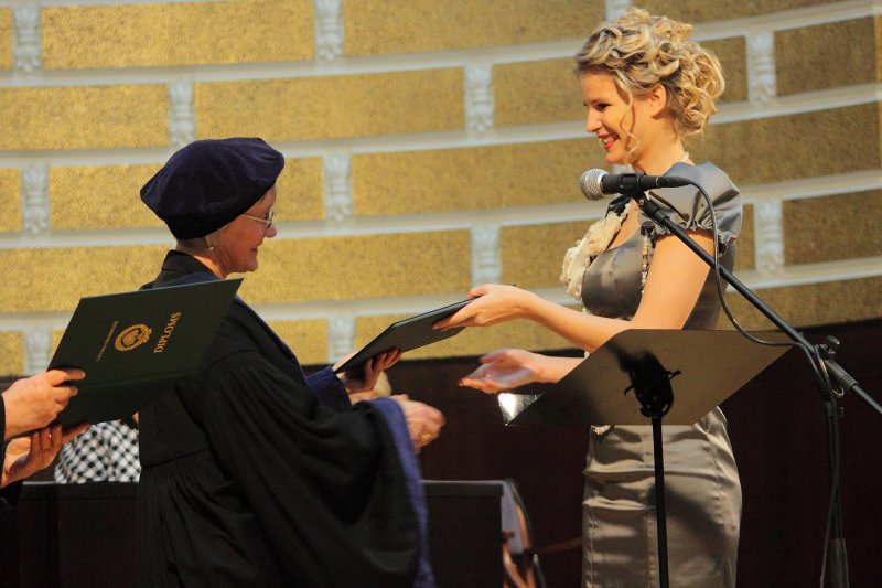 Latvijas Universitātes Humanitāro zinātņu fakultātes izlaidums. LU HZF dekāne prof. Ilze Rūmniece pasniedz absolventiem diplomus.