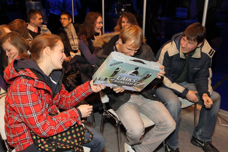 Latvijas Universitāte piedalās 17. starptautiskajā izglītības izstādē 'Skola 2011' Starptautiskajā izstāžu centrā Ķīpsalā. Skolēni iepazīstas ar Mikus Losāna izstrādāto spēli 'Laiks biznesam'.