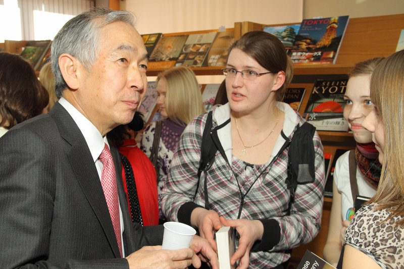 Japānas grāmatu dāvinājuma pasniegšanas ceremonija Latvijas Universitātes Humanitāro zinātņu fakultātē. Japānas vēstnieks Latvijā Takaši Osanai (Takashi Osanai) sarunā ar studentiem.
