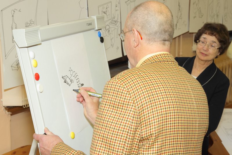 Izstādes 'Romans Vitkovskis. Datorika & erotika karikatūrās' atklāšana LU Bibliotēkas Daudznozaru bibliotēkā. Mākslinieks Romans Vitkovskis zīmē karikatūras par bibliotēkas tēmu.