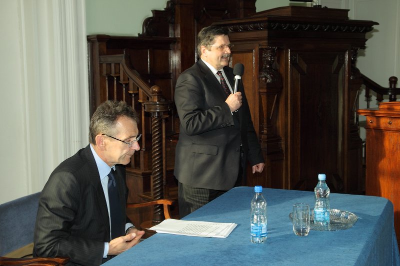 Andra Piebalga lekcija 'Eiropas attīstības sadarbība globālajos pārmaiņu laikos'. Eiropas Savienības komisārs Andris Piebalgs (pa kreisi) un
LU mācību prorektors prof. Juris Krūmiņš.