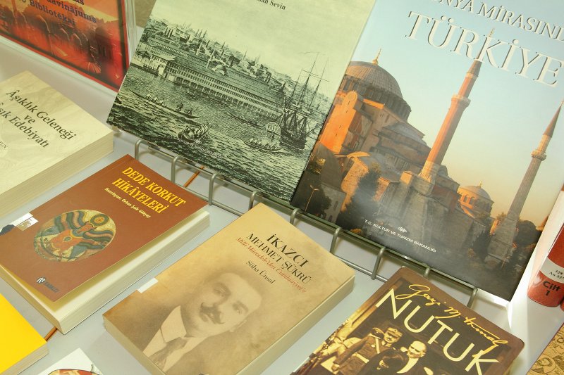 Turcijas Republikas vēstniecības grāmatu dāvinājuma pasniegšanas pasākums LU Bibliotēkas Humanitāro zinātņu bibliotēkā. null