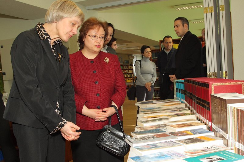 Turcijas Republikas vēstniecības grāmatu dāvinājuma pasniegšanas pasākums LU Bibliotēkas Humanitāro zinātņu bibliotēkā. No kreisās: 
LU HZF dekāna p.i. prof. Ilze Rūmniece; 
Turcijas vēstniece Latvijā Aiša Aihana Asja (Ayse Ayhan Asya).