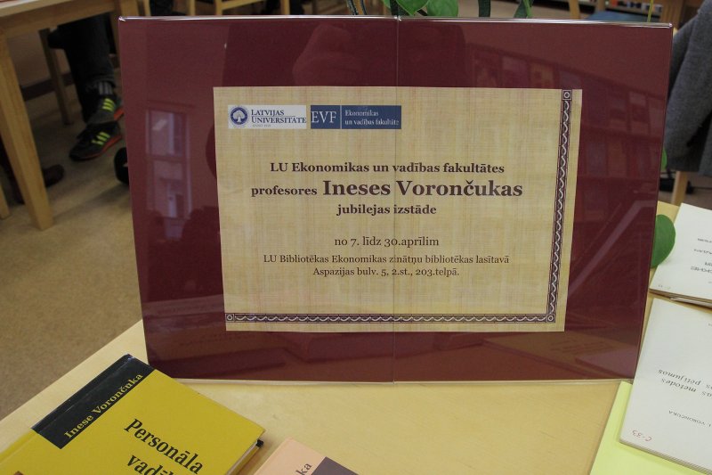 Latvijas Universitātes Ekonomikas un vadības fakultātes profesores Ineses Vorončukas jubilejas izstādes atklāšana LU Bibliotēkas Ekonomikas zinātņu bibliotēkas lasītavā. null