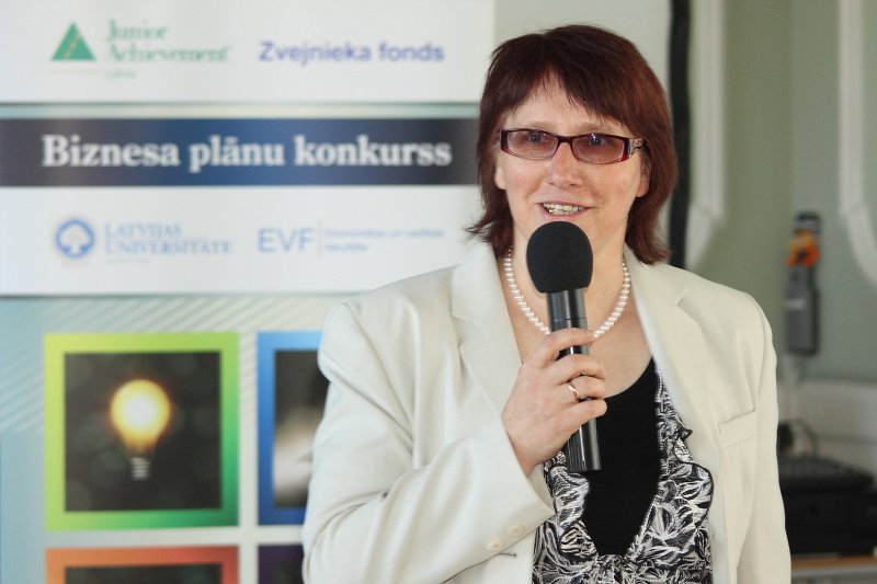 Biznesa izglītības biedrības 'Junior Achievement - Latvija' (JAL) un Latvijas Universitātes Ekonomikas un vadības fakultātes rīkotā Biznesa plānu konkursa noslēgums. 'Junior Achievement - Latvija' programmu direktore Inga Bolmane.