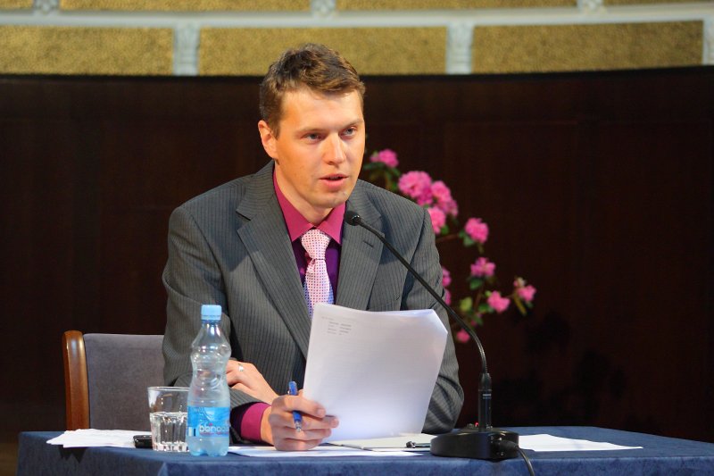 Latvijas Universitātes rektora amata kandidātu debates. Debašu vadītājs žurnālists Arnis Krauze.