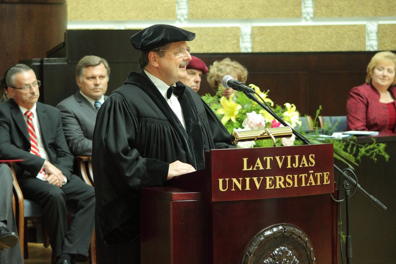 Latvijas Universitātes Ekonomikas un vadības fakultātes Eiropas studiju maģistra programmas absolventu izlaidums. LU mācību prorektors Juris Krūmiņš.