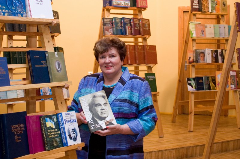 V.Vernadska Ukrainas Nacionālās bibliotēkas grāmatu dāvinājuma svinīgā nodošanā Latvijas Universitātes Akadēmiskajai bibliotēkai. LU Akadēmiskās bibliotēkas direktore Venta Kocere.