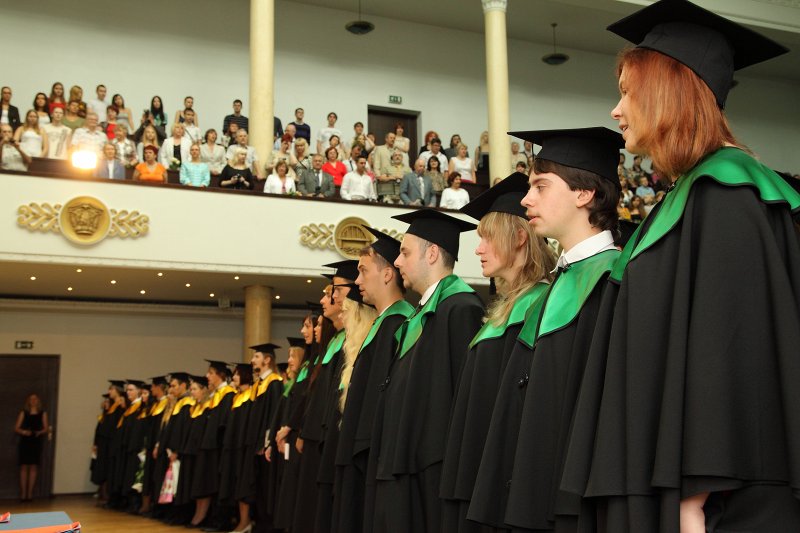 Latvijas Universitātes Datorikas fakultātes izlaidums. Ceremonijas dalībnieki dzied valsts himnu.