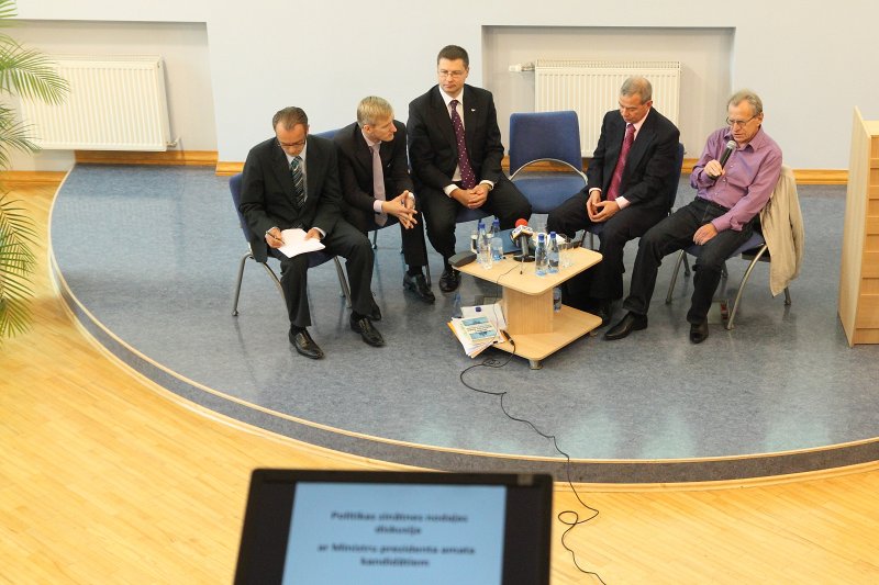 Pirmsvēlēšanu publiskā diskusija ar Ministru prezidenta amata kandidātiem. No kreisās: 
Dzintars Rasnačs (Visu Latvijai!-Tēvzemei un Brīvībai/LNNK); 
Edmunds Sprūdžs (Zatlera reformu partija); 
pašreizējais ministru prezidents Valdis Dombrovskis (Vienotība); 
Aivars Lembergs (Zaļo un Zemnieku savienība); 
Sergejs Dolgopolovs (Saskaņas Centrs).