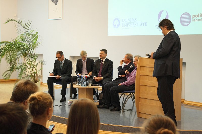 Pirmsvēlēšanu publiskā diskusija ar Ministru prezidenta amata kandidātiem. No kreisās: 
Dzintars Rasnačs (Visu Latvijai!-Tēvzemei un Brīvībai/LNNK); 
Edmunds Sprūdžs (Zatlera reformu partija); 
pašreizējais ministru prezidents Valdis Dombrovskis (Vienotība); 
Aivars Lembergs (Zaļo un Zemnieku savienība); 
Sergejs Dolgopolovs (Saskaņas Centrs); 
diskusijas vadītājs, LU SZF Politikas zinātnes nodaļas docents Ivars Ījabs.