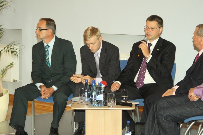 Pirmsvēlēšanu publiskā diskusija ar Ministru prezidenta amata kandidātiem. No kreisās: 
Dzintars Rasnačs (Visu Latvijai!-Tēvzemei un Brīvībai/LNNK); 
Edmunds Sprūdžs (Zatlera reformu partija); 
pašreizējais ministru prezidents Valdis Dombrovskis (Vienotība).
