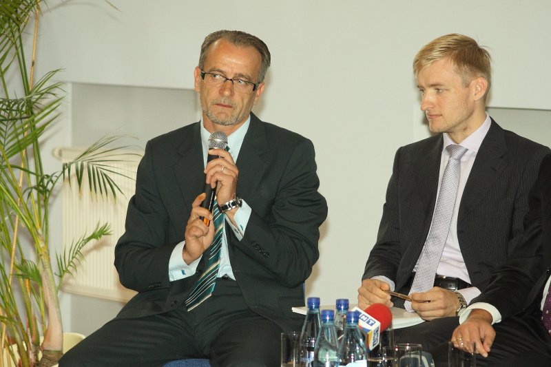 Pirmsvēlēšanu publiskā diskusija ar Ministru prezidenta amata kandidātiem. No kreisās: 
Dzintars Rasnačs (Visu Latvijai!-Tēvzemei un Brīvībai/LNNK); 
Edmunds Sprūdžs (Zatlera reformu partija).